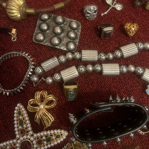 LOT of costume jewelry VINTAGE BROOCHES RINGS CUFF BRACELET ORNAMENTAL GEMS